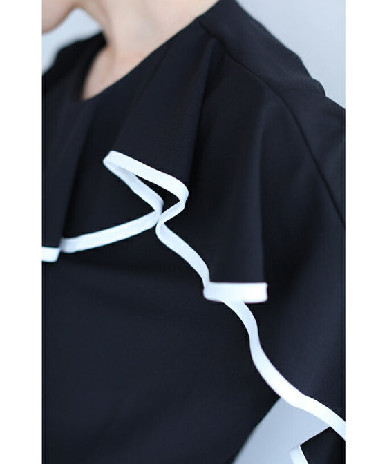 Fluttering piping frill blouse top