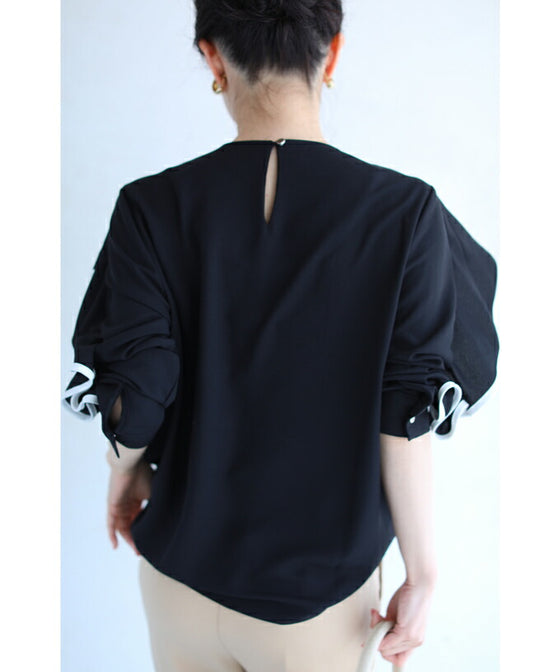 Fluttering piping frill blouse top