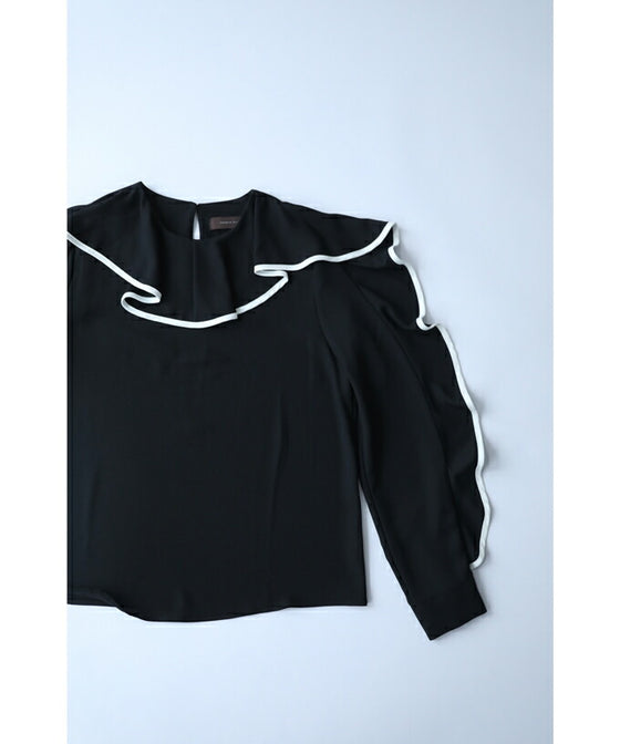 Fluttering piping frill blouse top