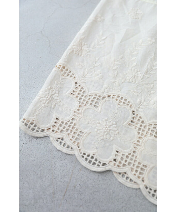 ワンピの下に履く花刺繍ワイドパンツ