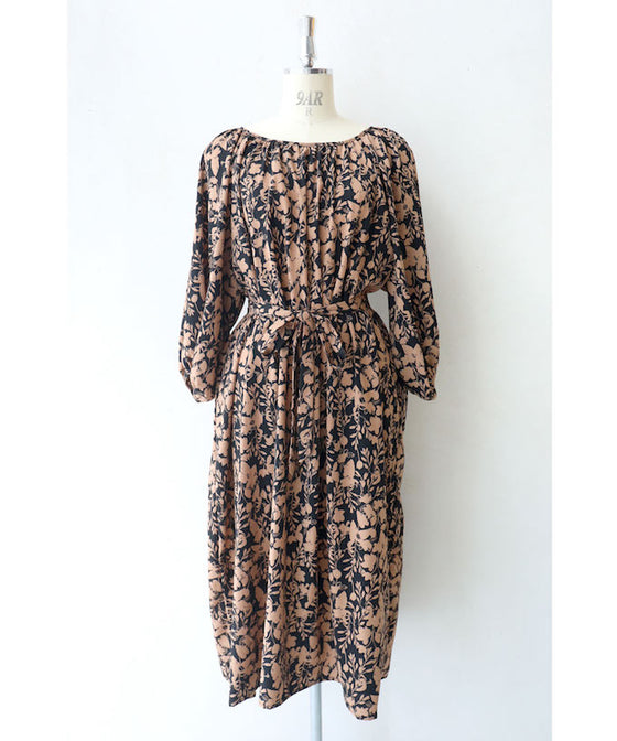 【セール商品返品交換不可】(S~3L対応)（ベルト付き）ふんわり袖の花シルエットロングワンピース