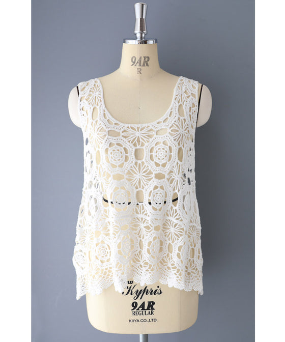 重ねるお洒落アイテム。編みニットレースベスト