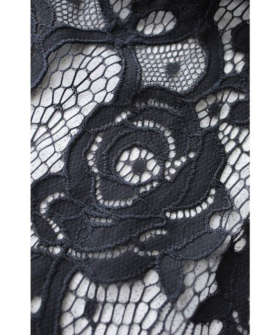 後ろ姿に咲く黒バラレースのショートカーディガン羽織