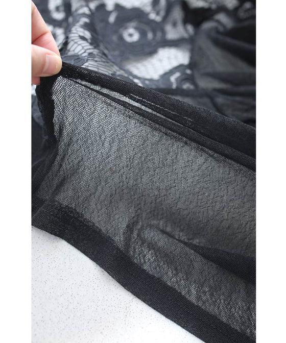 後ろ姿に咲く黒バラレースのショートカーディガン羽織