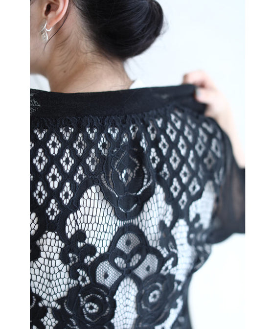 後ろ姿に咲く黒バラレースのショートカーディガン羽織