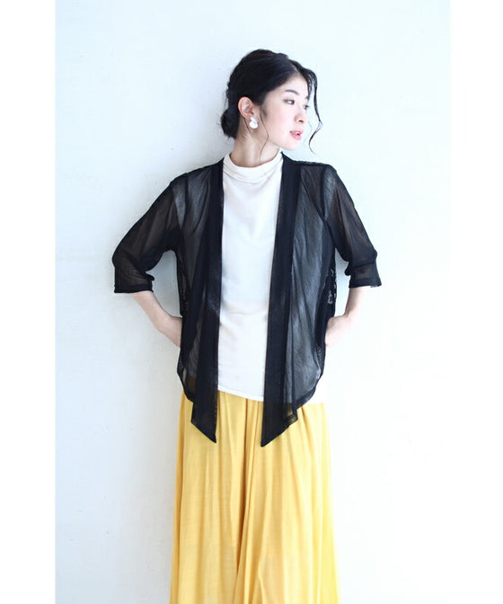 後ろ姿に咲く黒バラレースのショートカーディガン羽織