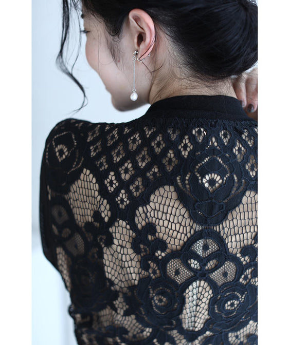 後ろ姿に咲く黒バラレースのショートカーディガン羽織