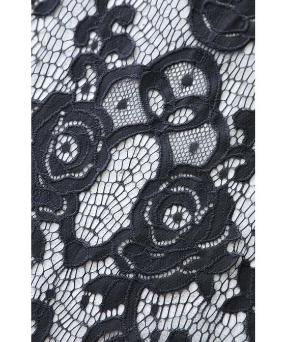 後ろ姿に咲く黒バラレースのショートカーディガン羽織