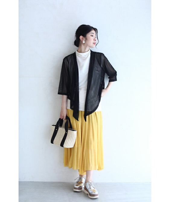 後ろ姿に咲く黒バラレースのショートカーディガン羽織