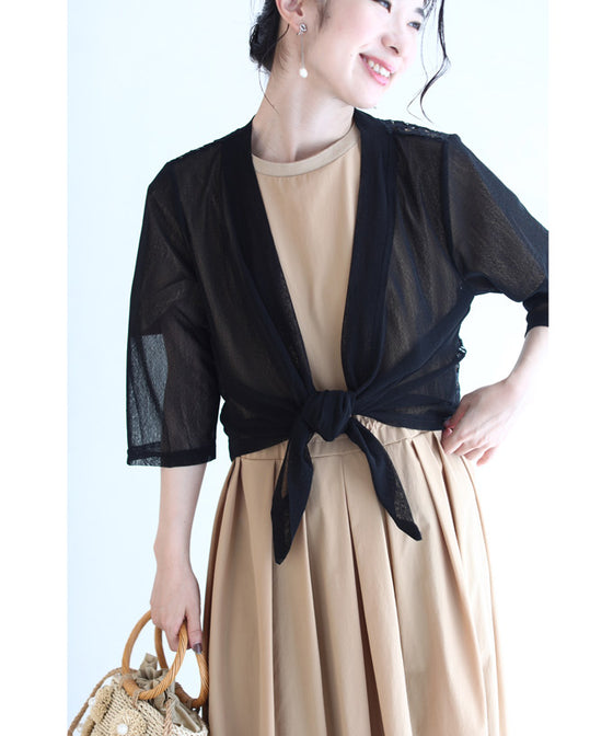 後ろ姿に咲く黒バラレースのショートカーディガン羽織
