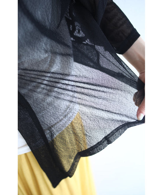 後ろ姿に咲く黒バラレースのショートカーディガン羽織