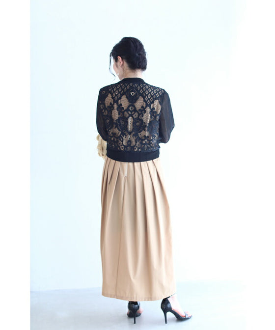 後ろ姿に咲く黒バラレースのショートカーディガン羽織