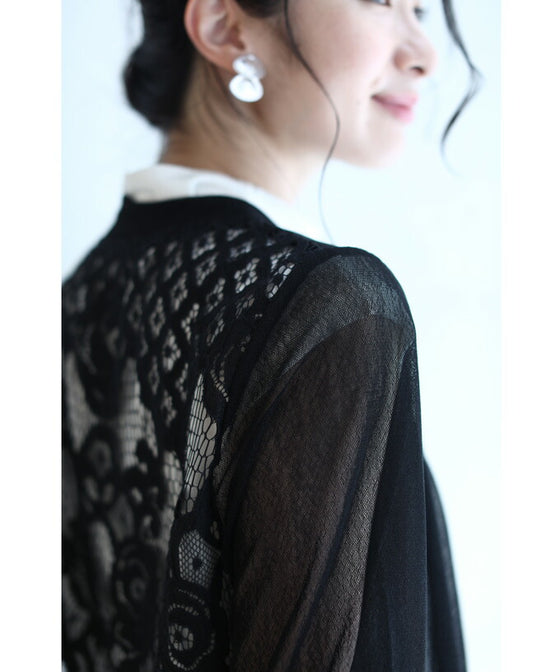 後ろ姿に咲く黒バラレースのショートカーディガン羽織