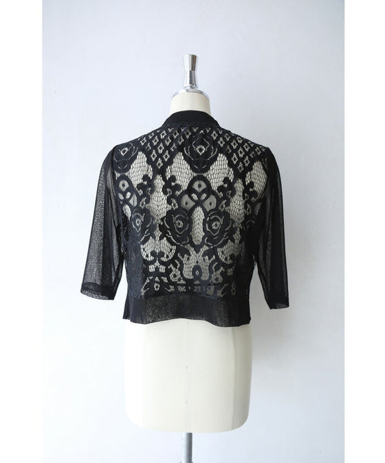 後ろ姿に咲く黒バラレースのショートカーディガン羽織