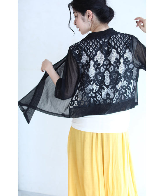 後ろ姿に咲く黒バラレースのショートカーディガン羽織