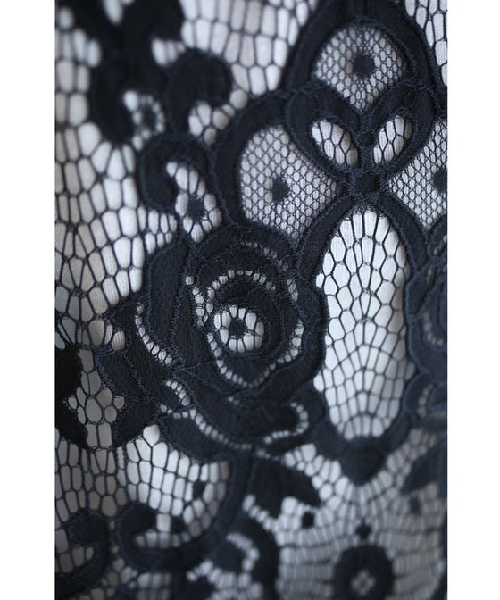 後ろ姿に咲く黒バラレースのショートカーディガン羽織