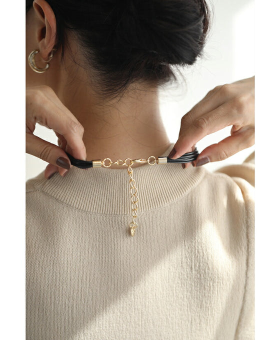 存在感を放つアートなウッド調パーツネックレス