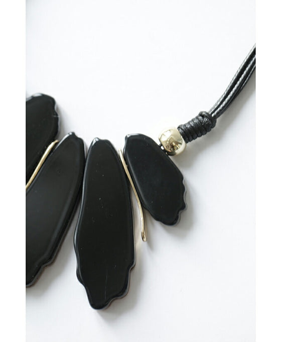 存在感を放つアートなウッド調パーツネックレス