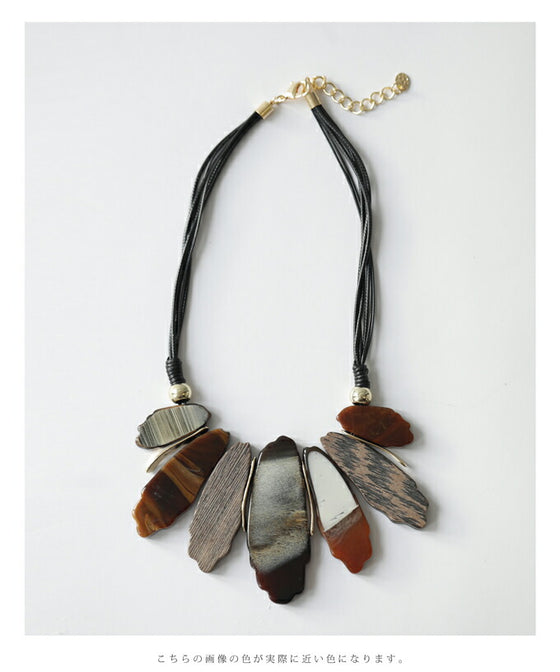 存在感を放つアートなウッド調パーツネックレス