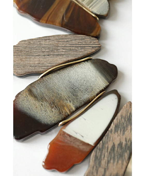 存在感を放つアートなウッド調パーツネックレス