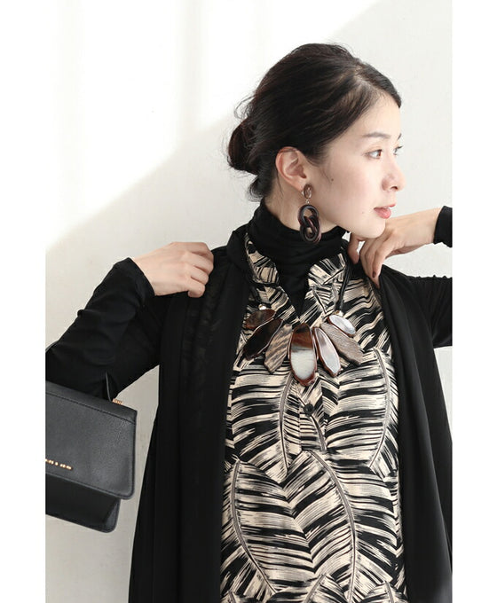 存在感を放つアートなウッド調パーツネックレス