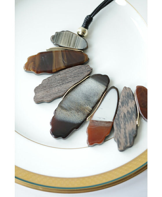 存在感を放つアートなウッド調パーツネックレス