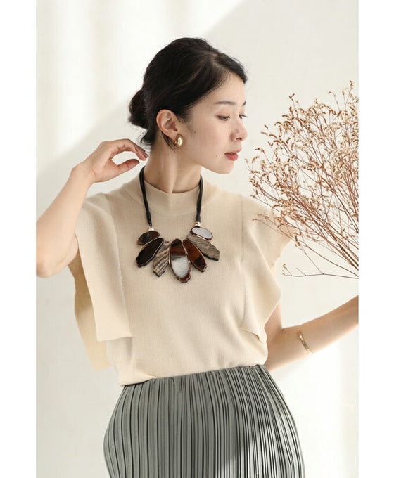 存在感を放つアートなウッド調パーツネックレス