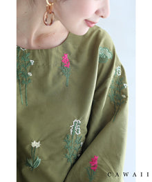  ボタニカルグリーンの花刺繍ブラウストップス