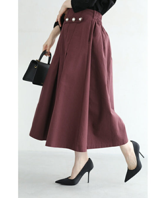 パールボタン連なるアシンメトリープリーツミディアムスカート