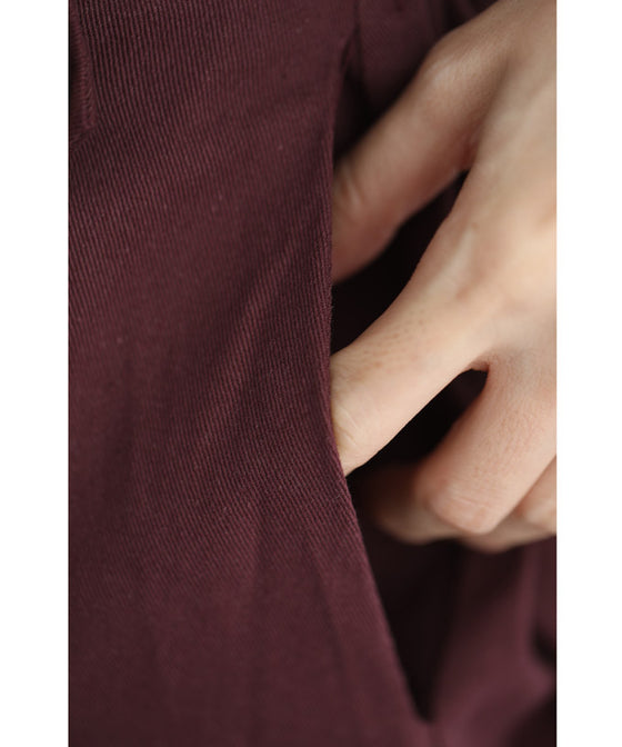 パールボタン連なるアシンメトリープリーツミディアムスカート