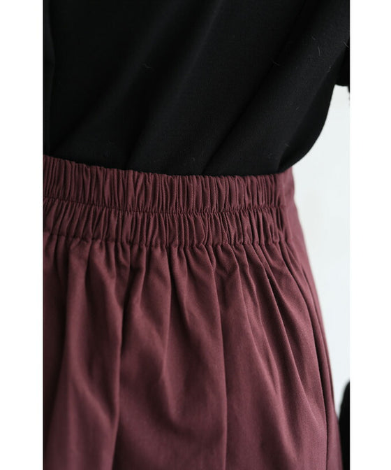 パールボタン連なるアシンメトリープリーツミディアムスカート