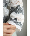 Stretchable border lace cut-and-sew top