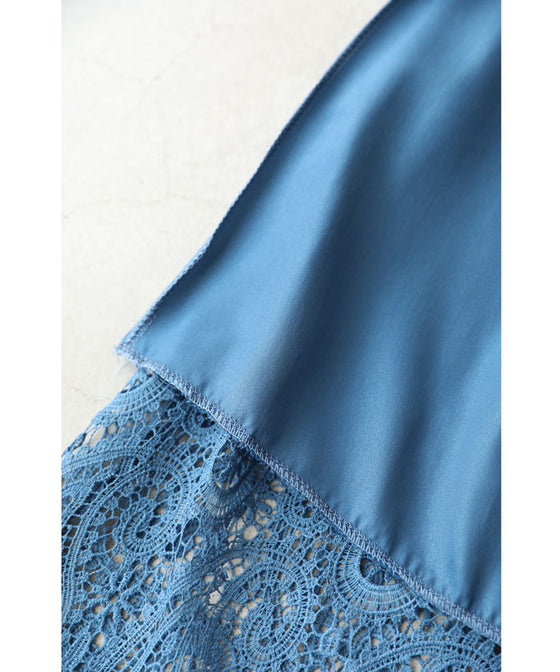 光に映えるブルーのペイズリーレースミディアムスカート – ONE PEACE