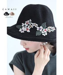  くったり柔らかな白花刺繍咲く帽子